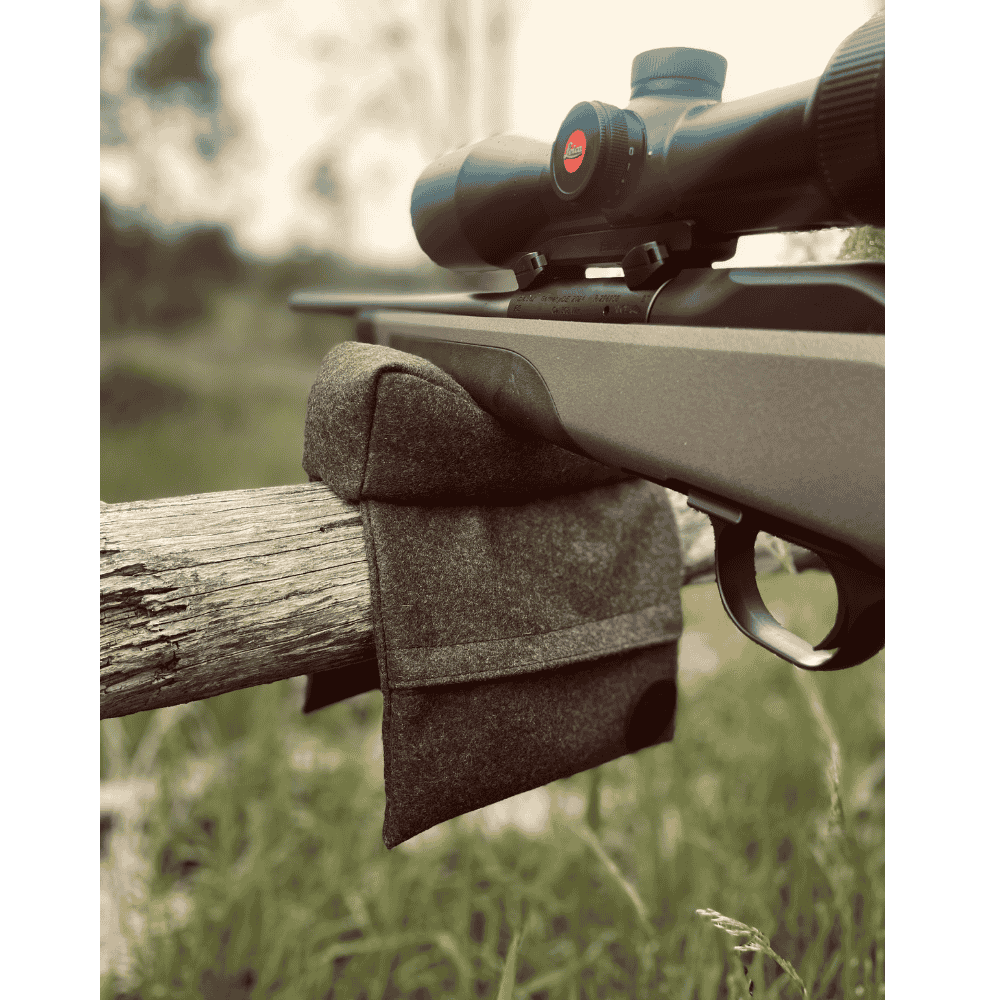 Hedlund Loden Schiessauflage mit Seitenfluegeln braun Natur mit Waffe